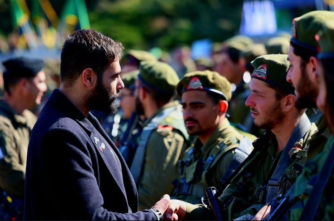 רביד בטקס עם חיילים